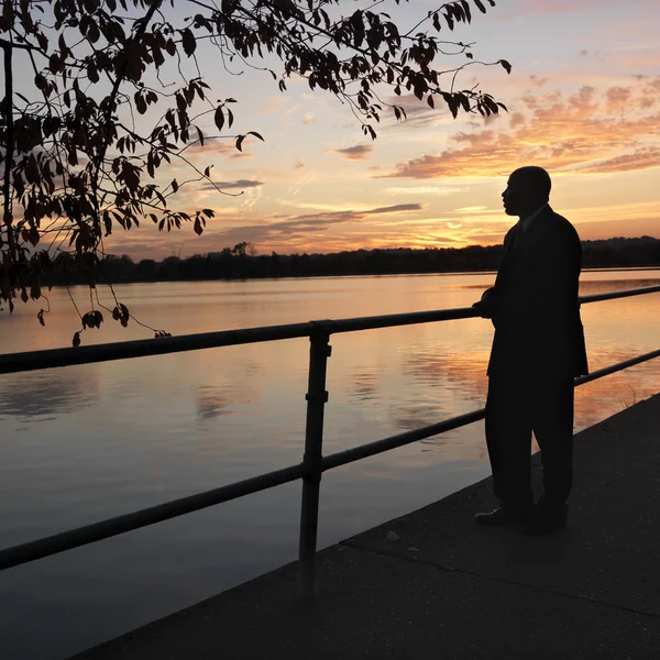 Mann bei Sonnenuntergang. — Stockfoto