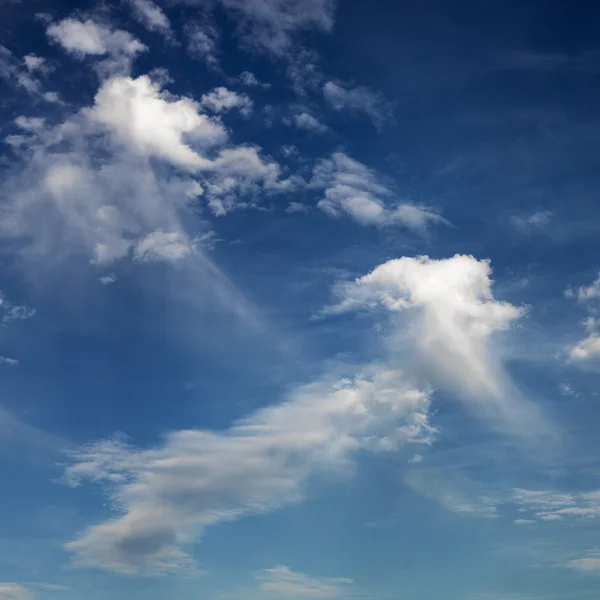 Blauer Himmel mit Wolken. — Stockfoto