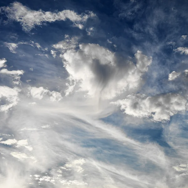 Блакитне небо з хмарами . — стокове фото