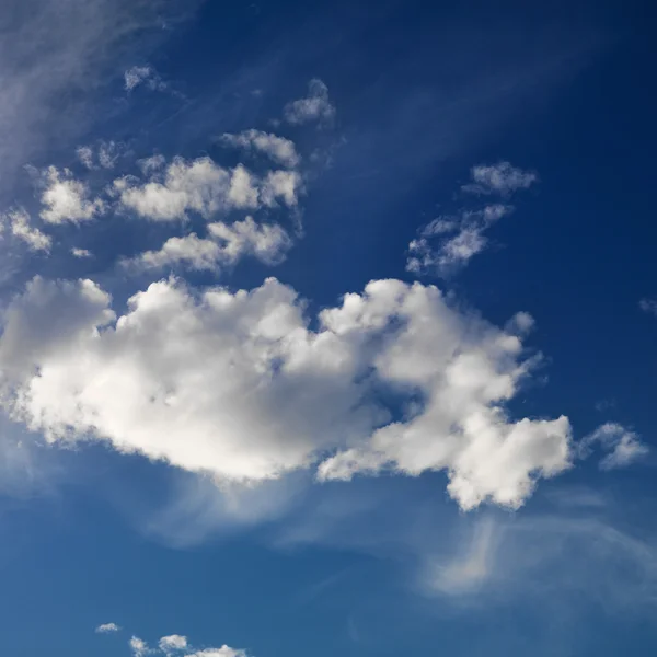 Синее небо с облаками. — стоковое фото