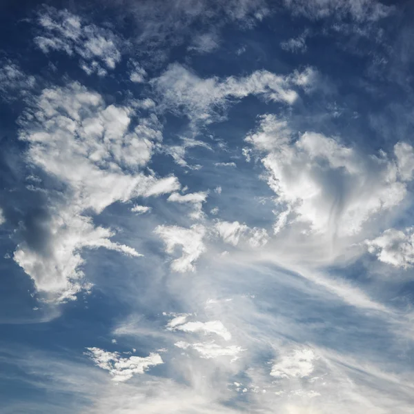 Ciel bleu avec nuages. — Photo