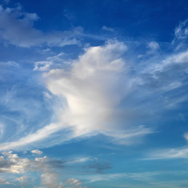 Céu azul com nuvens. — Fotografia de Stock