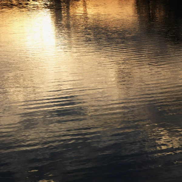 Zonsondergang op water. — Stockfoto