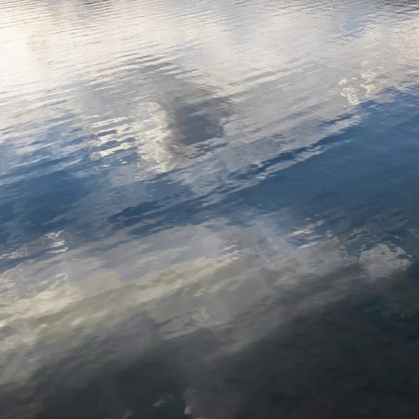 Moln reflektion i vatten. — Stockfoto