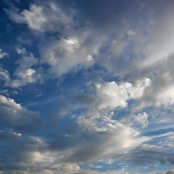 Modrá obloha s mraky. — Stock fotografie