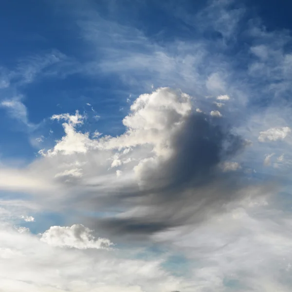 Blå himmel med moln. — Stockfoto