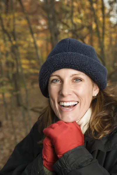 Mujer sonriente en el bosque . — Foto de Stock