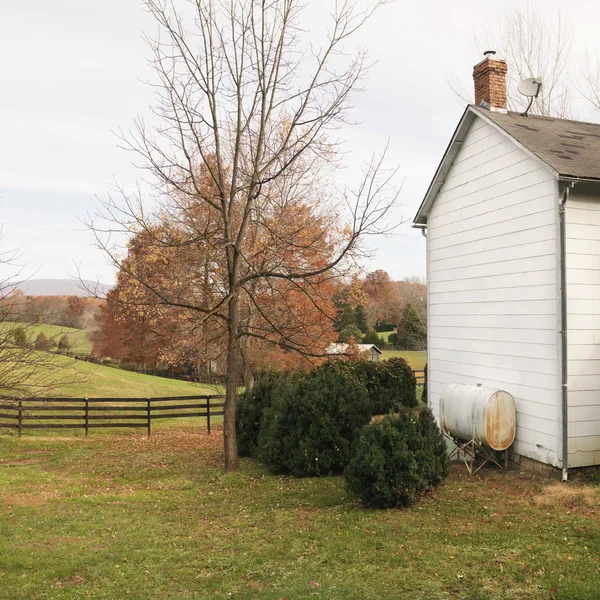 Casa em ambiente rural . — Fotografia de Stock