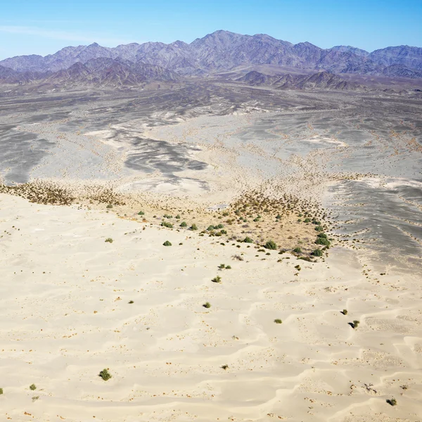 Пустыня и горы . — стоковое фото