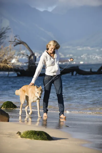Mujer paseando perro. —  Fotos de Stock