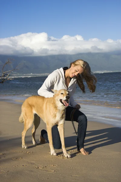 Vrouw en hond. — Stockfoto