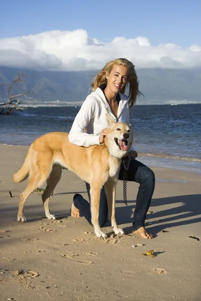 Vrouw met hond. — Stockfoto