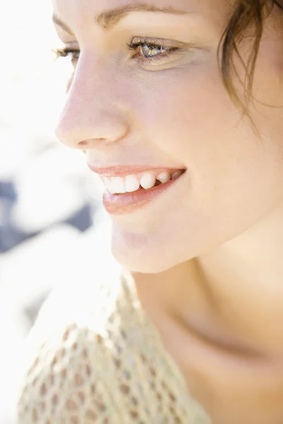 Close-up do rosto sorridente da mulher . — Fotografia de Stock