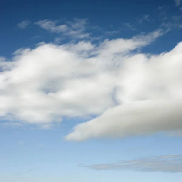 Nuvens brancas fofas . — Fotografia de Stock