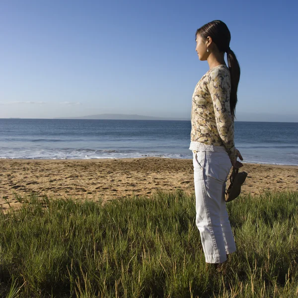 Vrouw op het strand. — Stockfoto