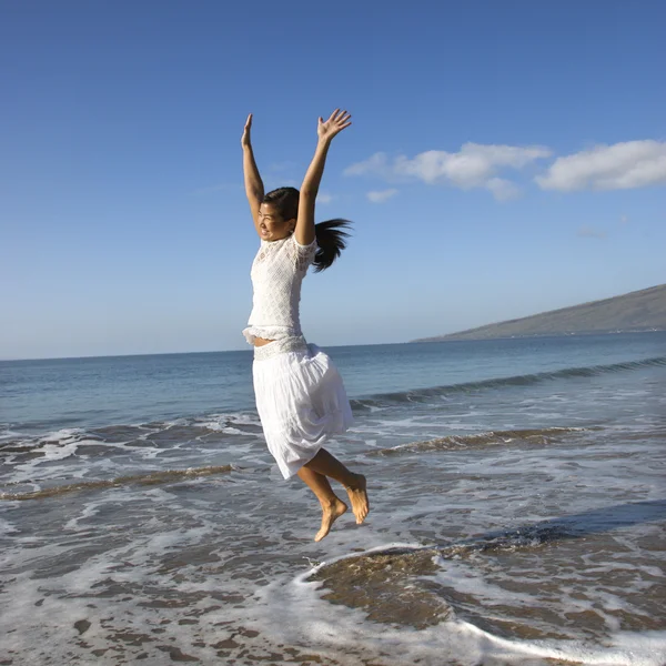 Kvinna hoppa. — Stockfoto