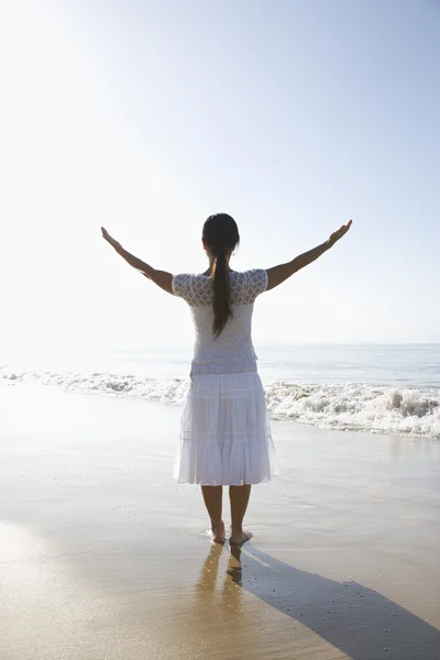 Mujer en la playa. — Foto de Stock