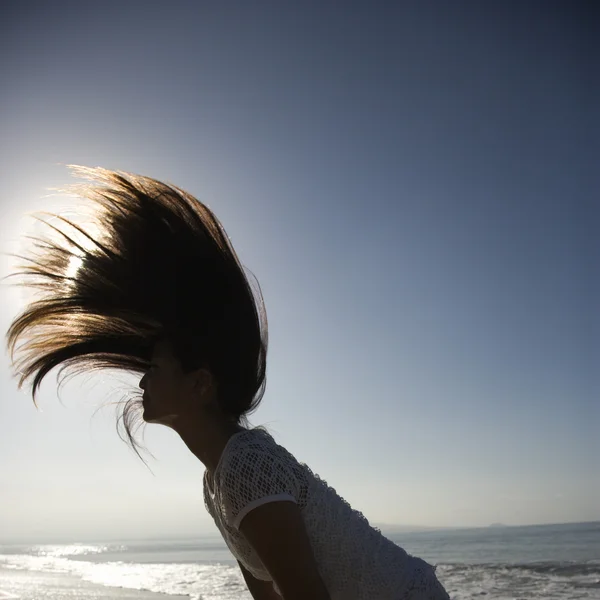 Mujer balanceo pelo . — Foto de Stock