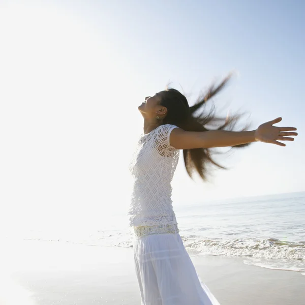 Woman with open arms. — Stock Photo, Image