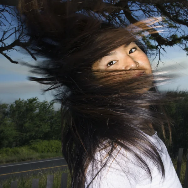 Жінка, розмахуючи волосся . — стокове фото