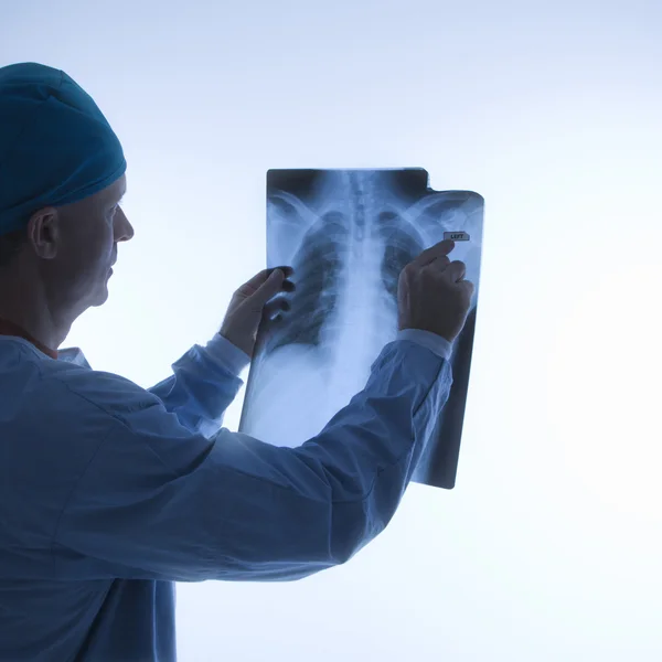 Médico leitura de raios X . — Fotografia de Stock
