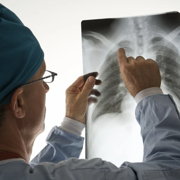 Lecture de rayons X par un médecin . — Photo