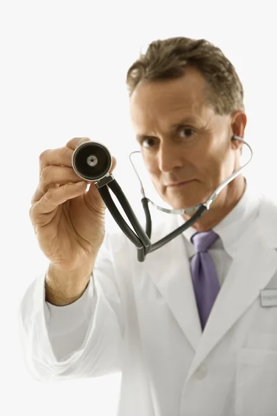 Doktor drží stetoskop. — Stock fotografie