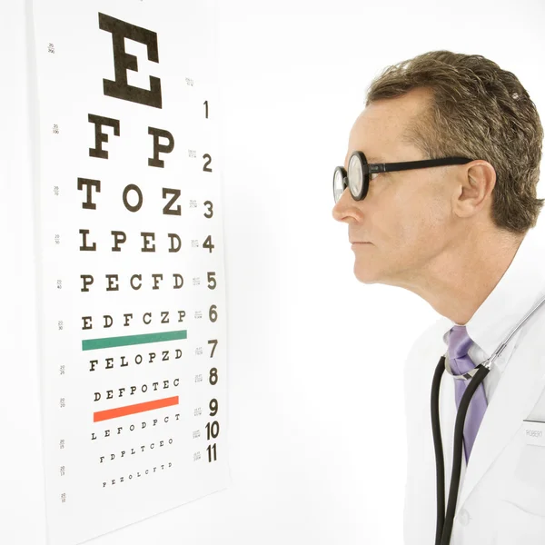 Médico leyendo carta ocular . —  Fotos de Stock