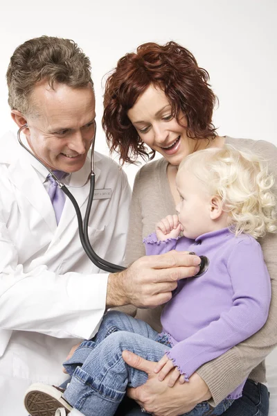 Získávání lékařské vyšetření dítěte. — Stock fotografie