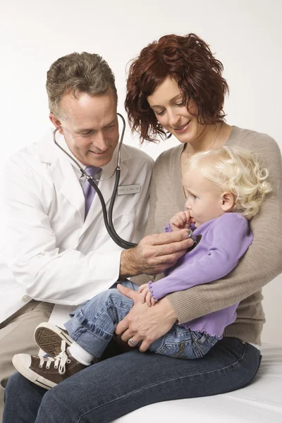 Criança no consultório médico . — Fotografia de Stock