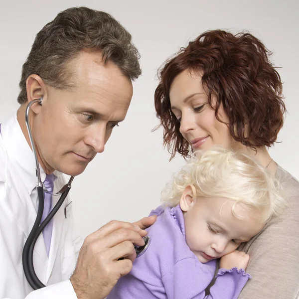 Lékaři vyšetřují dítě. — Stock fotografie