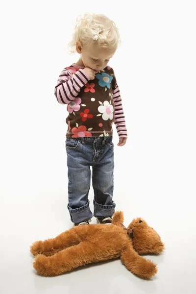 Meisje met gevulde speelgoed. — Stockfoto