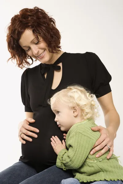 Gravid mor och barn. — Stockfoto