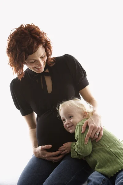 Barn och gravida modern. — Stockfoto