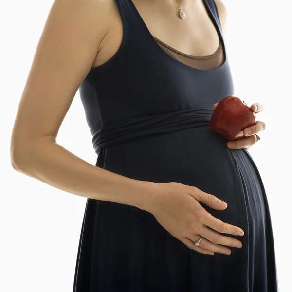 Mujer embarazada con manzana. — Foto de Stock