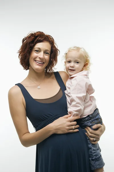 Zwangere vrouw bedrijf kind. — Stockfoto