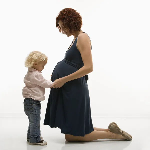 Dochter en zwangere moeder. — Stockfoto