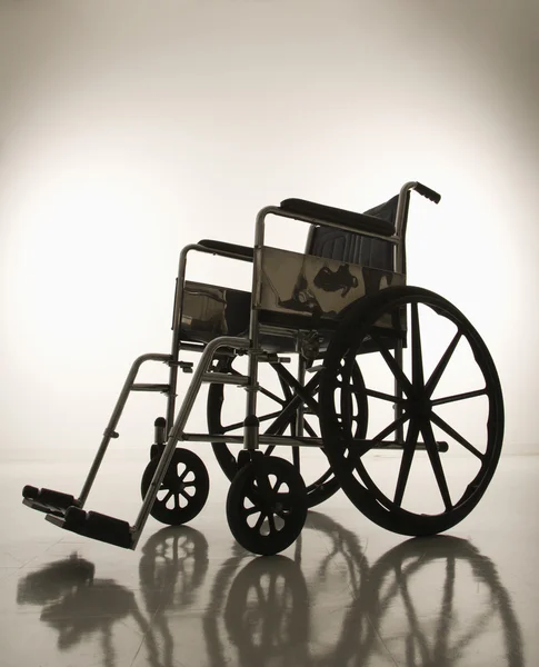 Άδειο silhouetted αναπηρική καρέκλα. — Φωτογραφία Αρχείου