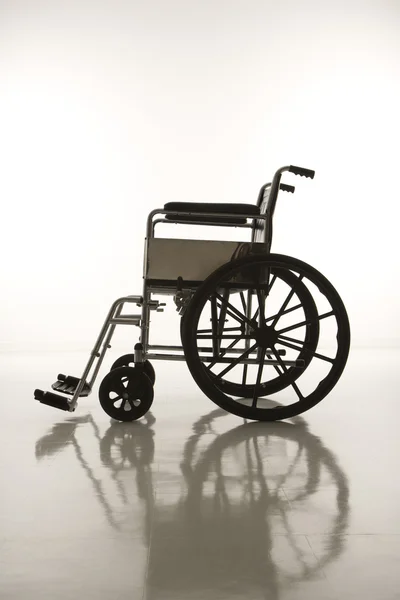 Пустое инвалидное кресло . — стоковое фото