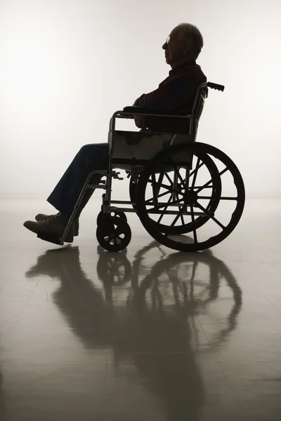 Hombre en silla de ruedas. — Foto de Stock