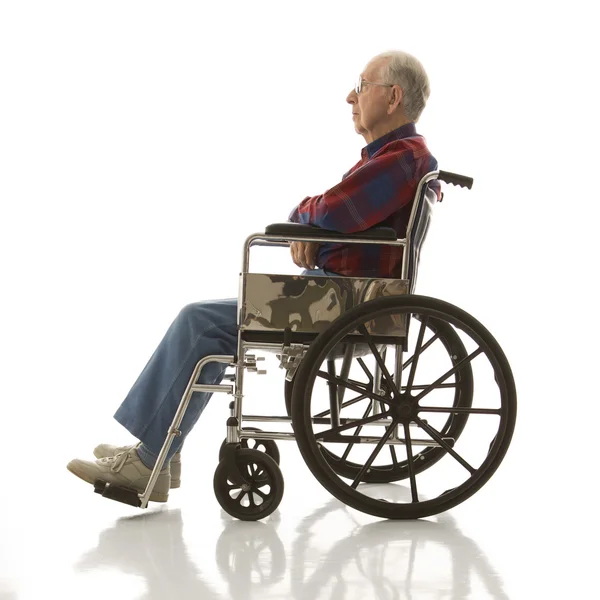 Starší muž na invalidním vozíku. — Stock fotografie
