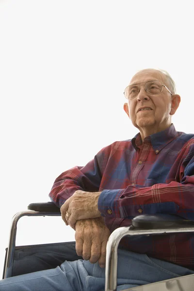 Пожилой человек в инвалидной коляске. — стоковое фото