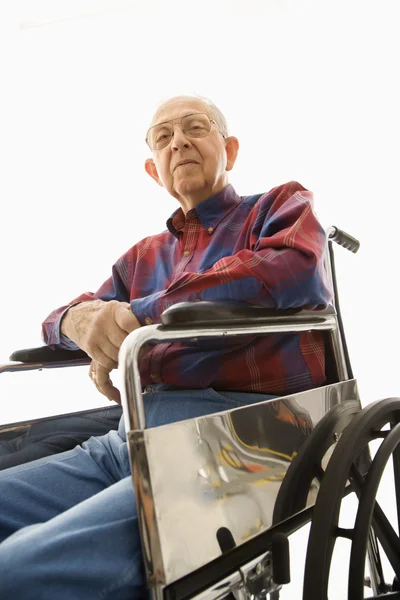 Oudere man in een rolstoel. — Stockfoto