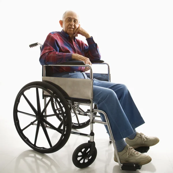 Homme âgé en fauteuil roulant. — Photo