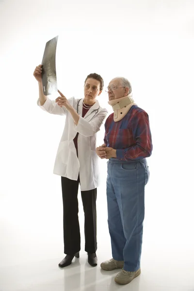 Arts en gewonde patiënt. — Stockfoto