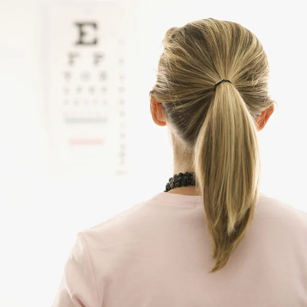 Paziente ottenere esame oculare . — Foto Stock