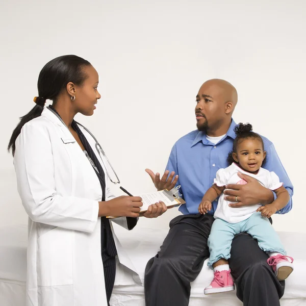 Father, child and doctor. — Stock Photo, Image