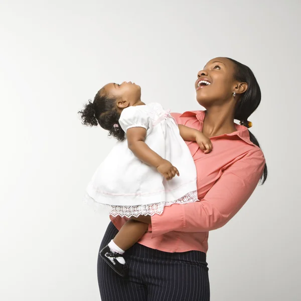 Kvinna anläggning spädbarn flicka. — Stockfoto