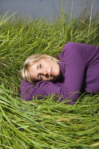 Žena ležící v trávě. — Stock fotografie