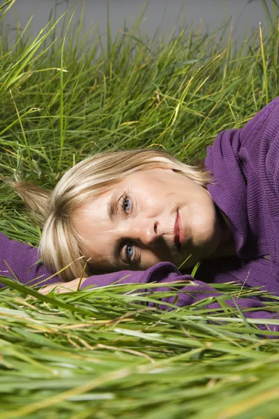 Donna sdraiata sull'erba. — Foto Stock